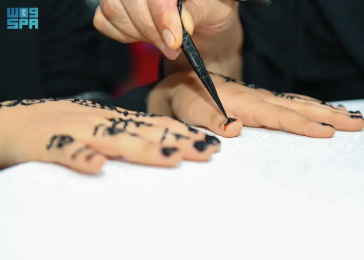 “حناء الصيام” .. عادة رمضانية تشجع الأطفال على الصيام في الحدود الشمالية