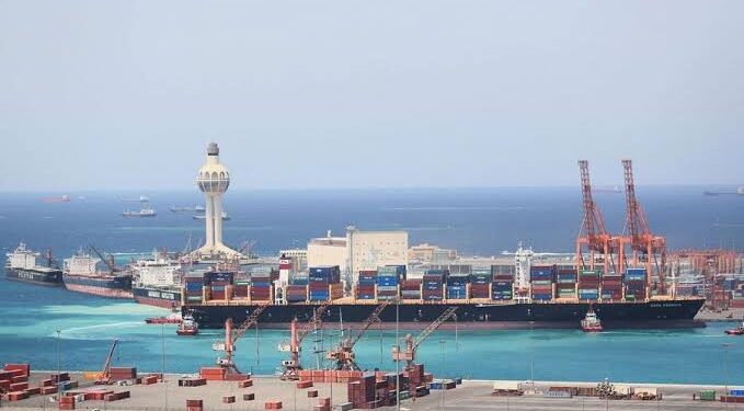 موانئ السعودية توسّع شبكتها البحرية بخدمتين جديدتين لتعزيز التجارة العالمية (إنفو جراف)