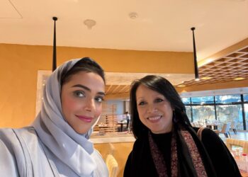 القنصل العام للقنصلية البريطانية العامة بجدة مع رئيس تحرير صحيفة ومنصات تفاعل نجلاء جان