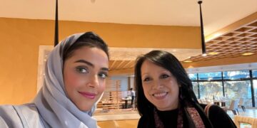 القنصل العام للقنصلية البريطانية العامة بجدة مع رئيس تحرير صحيفة ومنصات تفاعل نجلاء جان