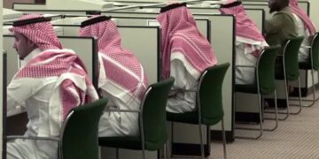 سوق العمل السعودي.. أرقام قياسية في التوطين والاستثمار وتمكين المرأة (إنفو جراف)