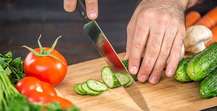 لضمان سلامة الغذاء.. إرشادات آمنة لاستخدام ألواح التقطيع في المطبخ