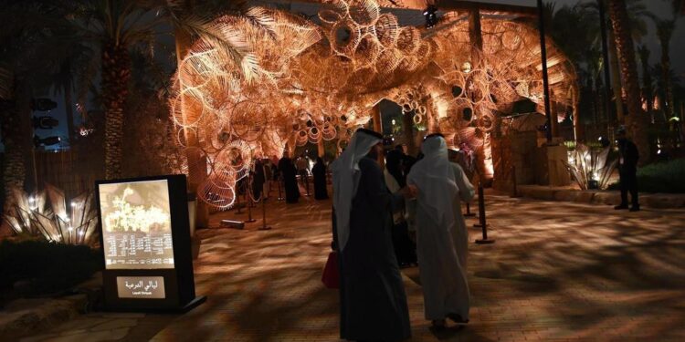 موسم الدرعية يحوّل “اللَهْوَج” من منافذ للضوء والهواء إلى فنون تراثية وتغذية بصرية