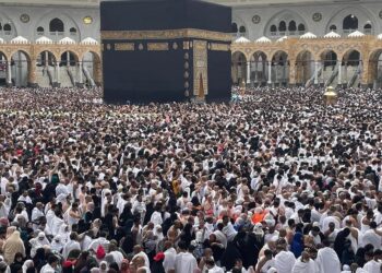 المصلون يؤدون أول صلاة جمعة في شهر رمضان لهذا العام بالمسجد الحرام