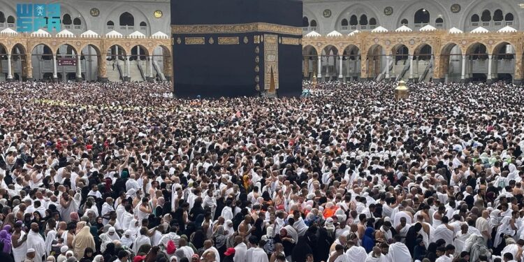 المصلون يؤدون أول صلاة جمعة في شهر رمضان لهذا العام بالمسجد الحرام