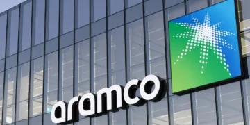 أرامكو تتجه للاستحواذ على كاسترول.. فرص نمو جديدة في أسواق النفط العالمية (إنفوجراف)