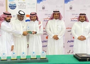 2455 مدرسة بتعليم مكة ومحافظتي الليث والقنفذة تحتفي بيوم العلم