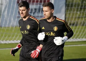 حارس القادسية كوين كاستيلز يعلن اعتزاله الدولي احتجاجًا على عودة كورتوا