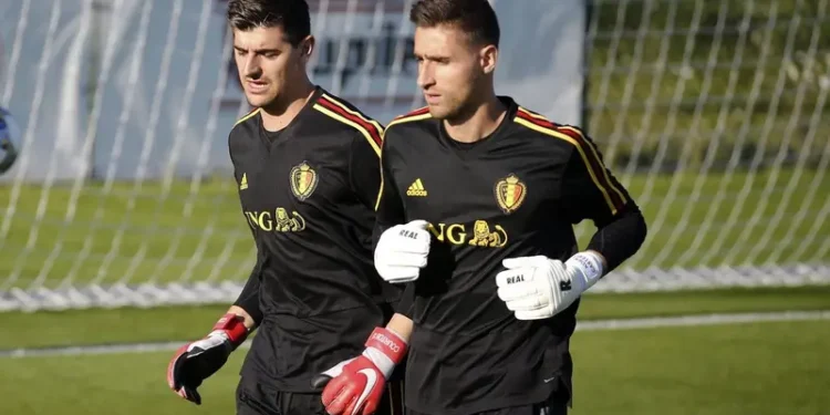 حارس القادسية كوين كاستيلز يعلن اعتزاله الدولي احتجاجًا على عودة كورتوا