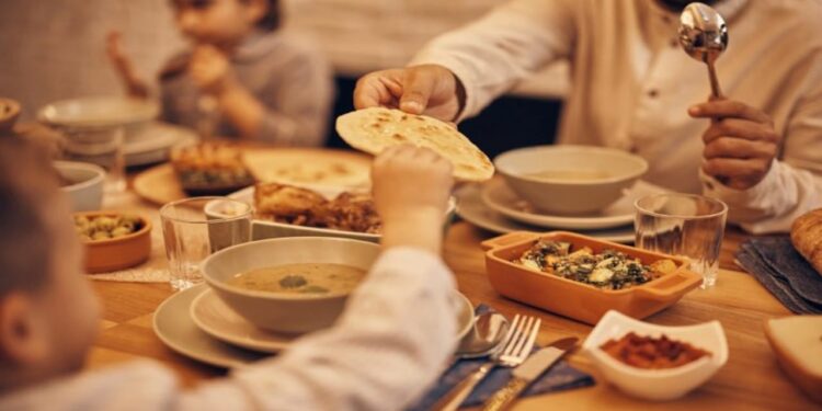 “الصحة توصي: تناول السحور قبل الفجر لتعزيز الفوائد الصحية”