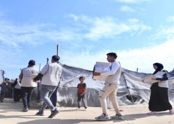 مركز الملك سلمان للإغاثة يوزّع التمور على الأسر الفلسطينية في مدينتي خان يونس ورفح جنوب قطاع غزة