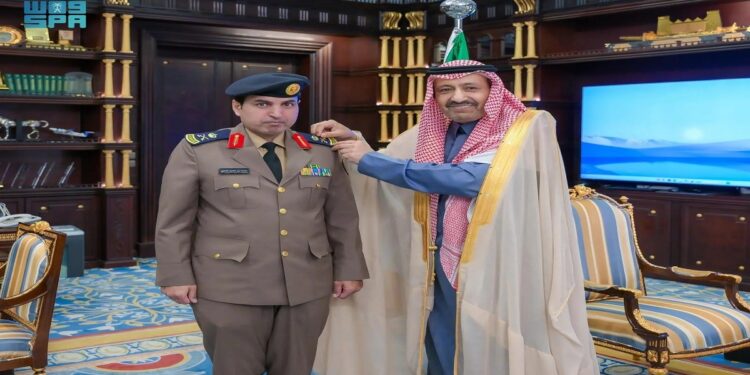 الأمير حسام بن سعود يقلّد مدير الدفاع المدني بالباحة رتبته الجديدة ويطّلع على التقرير السنوي لإنجازات المديرية