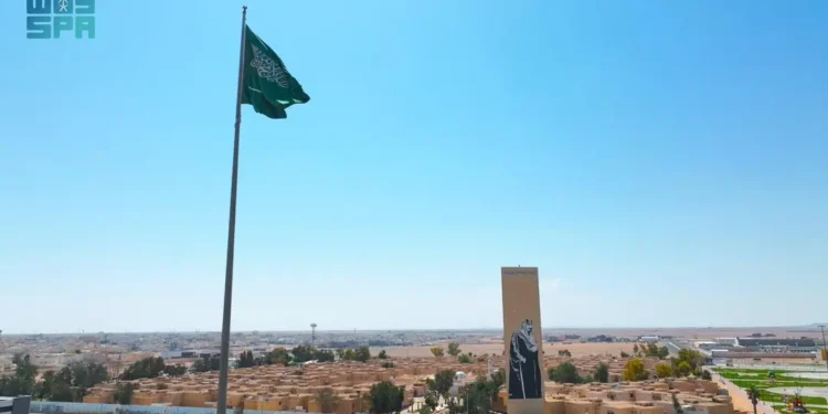 راية التوحيد” تُرفرف عاليًا في سماء محافظة طريف احتفاءً بـ”يوم العلم”