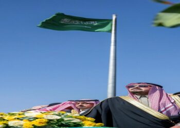 أميرِ منطقة القصيم يرفعُ العَلَمَ على سارية ميدان التوحيد بمدينة بريدة بمناسبة يوم العلم