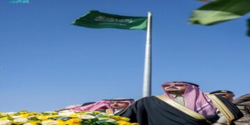 أميرِ منطقة القصيم يرفعُ العَلَمَ على سارية ميدان التوحيد بمدينة بريدة بمناسبة يوم العلم