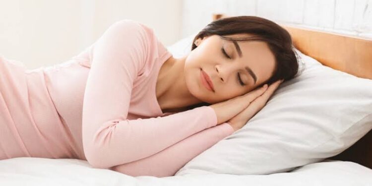 الجانب الأيسر.. أفضل أوضاع النوم وفوائدها