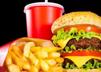 دراسة: الوجبات السريعة تسرّع الشيخوخة البيولوجية حتى لدى الشباب