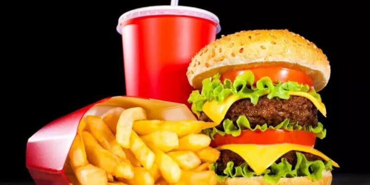 دراسة: الوجبات السريعة تسرّع الشيخوخة البيولوجية حتى لدى الشباب