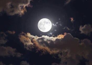 اليوم.. القمر البدر يزين سماء الوطن العربي بلمعان كامل