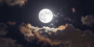 اليوم.. القمر البدر يزين سماء الوطن العربي بلمعان كامل