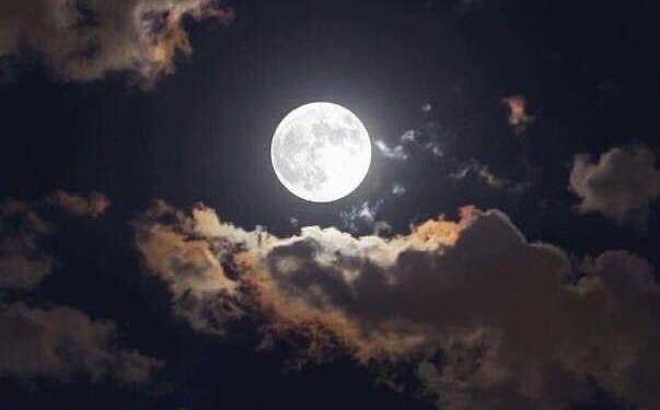 اليوم.. القمر البدر يزين سماء الوطن العربي بلمعان كامل