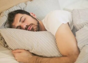 الأطعمة الغنية بالبروتين والألياف تحسن جودة النوم