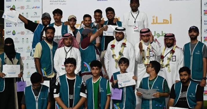 تتويج الفائزين في منافسات السهم الأزرق والأحمر في بطولة المملكة للسهام بجازان