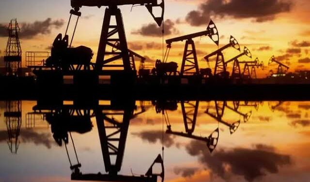 رغم تراجع الأسعار.. أسعار النفط تتجه لتحقيق مكاسب للأسبوع الثالث