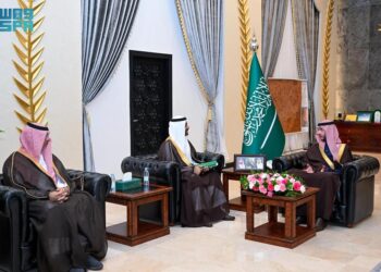 الأمير سعود بن نهار يلتقي مدير فرع وزارة الصحة بالمحافظة