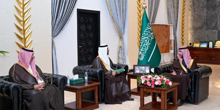 الأمير سعود بن نهار يلتقي مدير فرع وزارة الصحة بالمحافظة