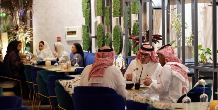 13 مليار ريال.. إنفاق السعوديين على الأطعمة والملابس والترفيه في أول أسبوع رمضان