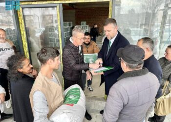 مركز الملك سلمان للإغاثة يوزع 100 سلة غذائية في منطقة أوستروس بجمهورية الجبل الأسود