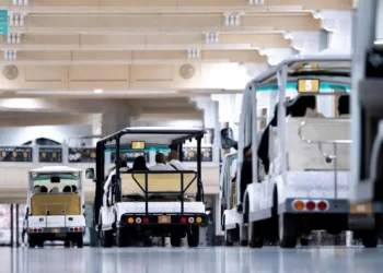 عربات كهربائية ويدوية في المسجد الحرام لتسهيل تنقل المعتمرين خلال رمضان