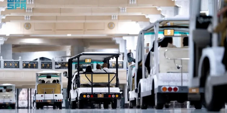 عربات كهربائية ويدوية في المسجد الحرام لتسهيل تنقل المعتمرين خلال رمضان