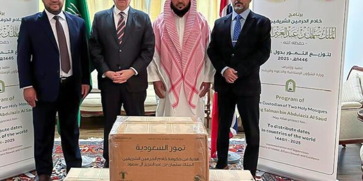 وزارة الشؤون الإسلامية توزّع 2 طن من التمور في النرويج ضمن برنامج خادم الحرمين الشريفين