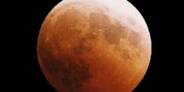 خسوف كلي للقمر يوم الجمعة.. غير مرئي في السعودية والخليج