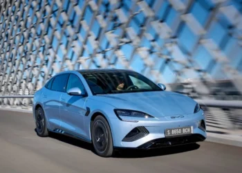 بي واي دي الصينية تدعو شركة تيسلا للتعاون معها في تشكيل الصناعة من جديد