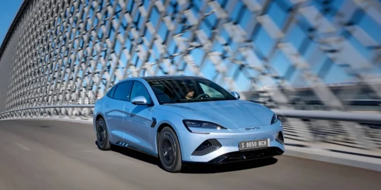 بي واي دي الصينية تدعو شركة تيسلا للتعاون معها في تشكيل الصناعة من جديد