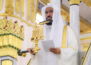 جموع المصلين يؤدون صلاة عيد الفطر بالمسجد النبوي