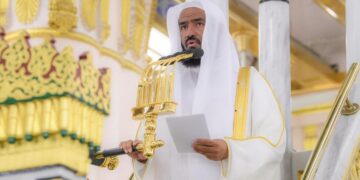 جموع المصلين يؤدون صلاة عيد الفطر بالمسجد النبوي