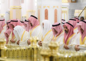 جموع المصلين يؤدون صلاة عيد الفطر بالمسجد النبوي