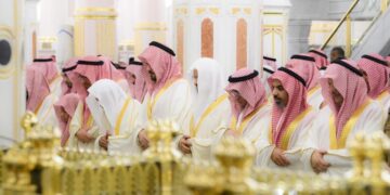 جموع المصلين يؤدون صلاة عيد الفطر بالمسجد النبوي