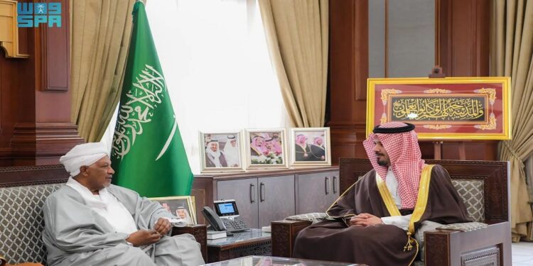 أمير منطقة المدينة المنورة يستقبل سفير جمهورية السودان لدى المملكة