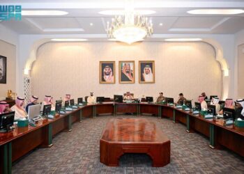 محافظ الطائف يطلع على أنشطة جمعية الورد والنباتات العطرية