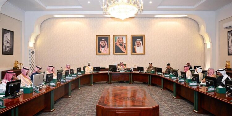 محافظ الطائف يطلع على أنشطة جمعية الورد والنباتات العطرية