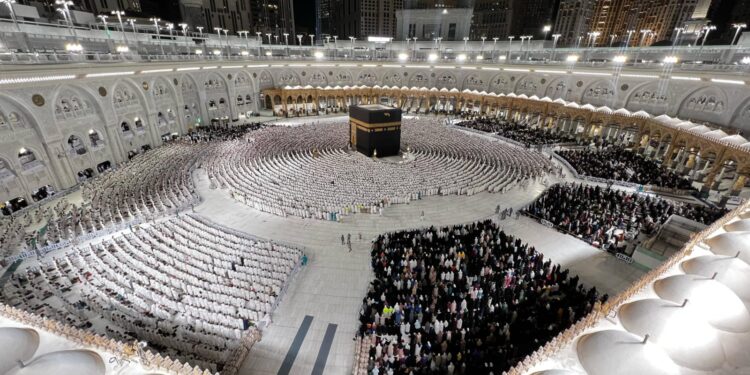 ضوابط ومحظورات لضمان أمن وسلامة المعتمرين في رمضان 2025 “إنفوجراف”