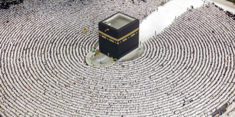 تفاصيل مذهلة بشأن مكونات سطح الكعبة المشرفة