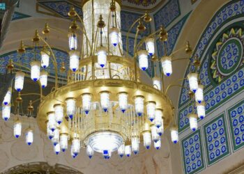 نجفات وقناديل.. أكثر من 80 ألف وحدة تنير الإنارة في المسجد النبوي وتبهر الزوار