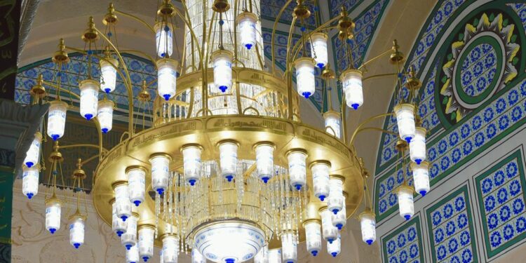 نجفات وقناديل.. أكثر من 80 ألف وحدة تنير الإنارة في المسجد النبوي وتبهر الزوار