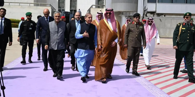 دولة رئيس وزراء باكستان يغادر جدة بعد زيارة رسمية